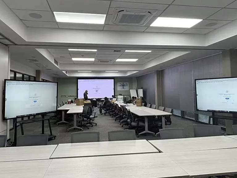 1786334636163077.webp 150㎡可移动会议桌智能会议室,支持Teams远程会议与多人协作