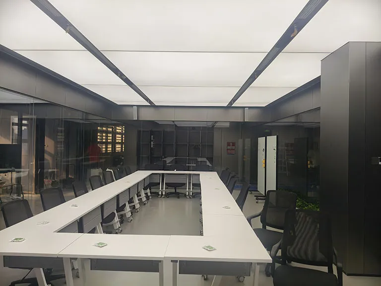 深圳某AR智能眼镜企业57㎡视频会议室可移动拼接桌与专业音视频系统现场