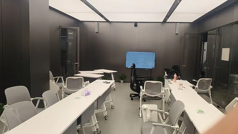 深圳57㎡灵活会议室可移动桌型与MAXHUB显示系统实际使用场景