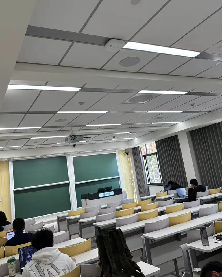 复旦大学智慧教室改造案例：思必驰无感扩声麦摄联动录播系统落地